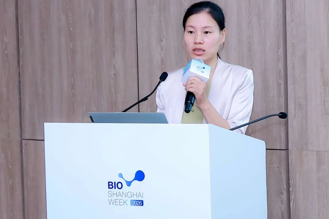 Ms. Feng Ting of TLSUN delivering a keynote speech